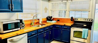 Charming Pet-Friendly Cottage in beautiful Atlantic Beach with AC, WiFi