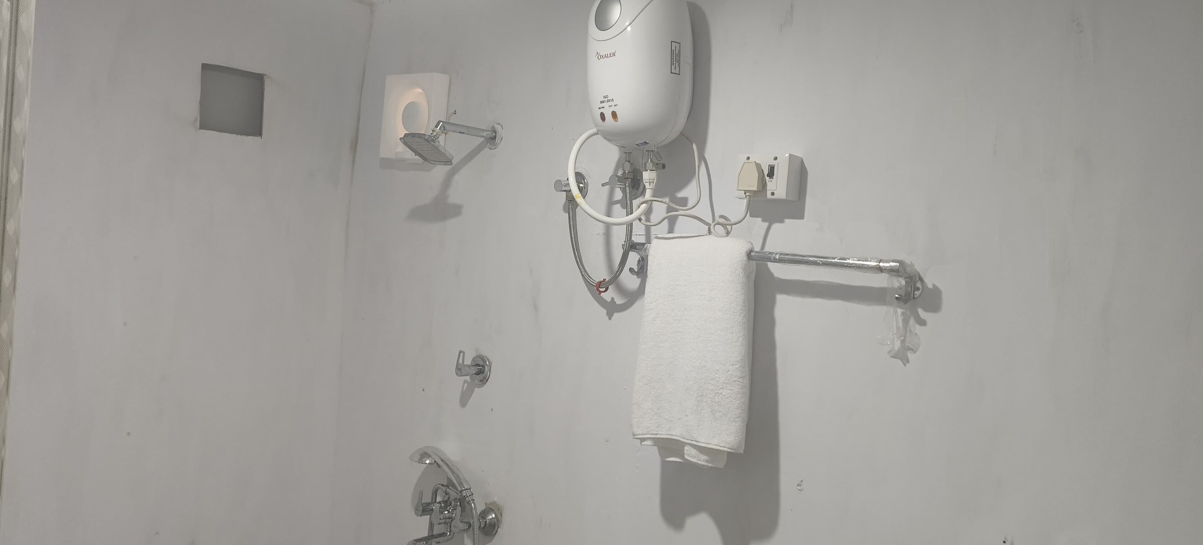 Buồng tắm vòi sen, vòi sen phun mưa, khăn tắm, xà phòng 