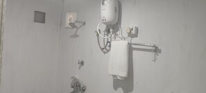 Douche, douche à « effet pluie », serviettes fournies, savon