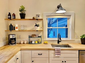 冷蔵庫、電子レンジ、オーブン、コンロ