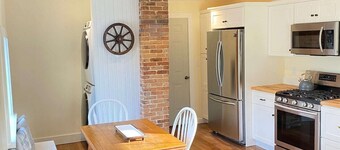 Cozy, renovated farmhouse, vaulted ceilings