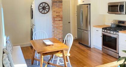 Cozy, renovated farmhouse, vaulted ceilings