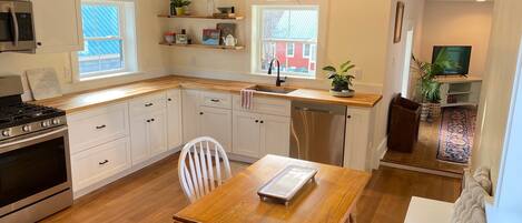 Jääkaappi, mikroaaltouuni, uuni, liesi