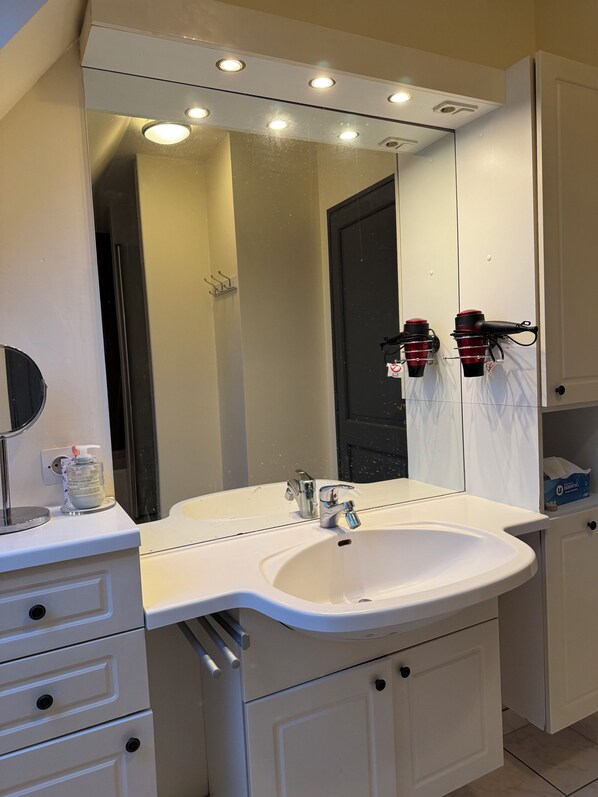 Boblebad, hårføner, håndklær og såpe