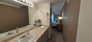 Hårtørrer, håndklæder, Sæbe, Toiletpapir