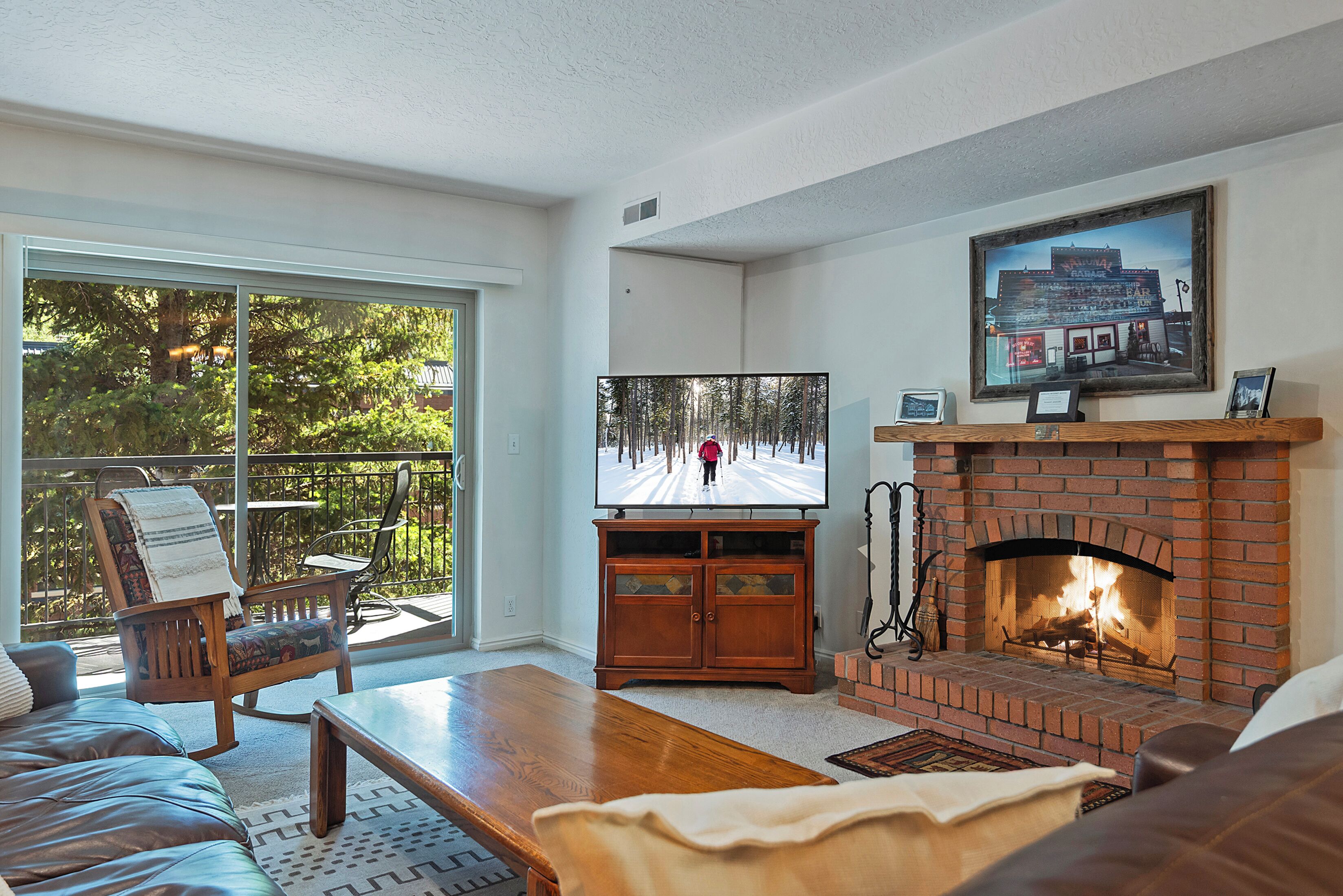 Smart TV, fireplace