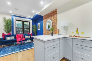 Interior - Marvelous 6-bedroom apartment with Chef's Kitchen and Backyard Access in NYC (New York)