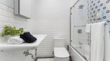 SĂšche-cheveux, serviettes fournies, shampoing, papier toilette