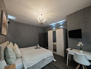 Desk, iron/ironing board, WiFi, bed sheets - Karlovy Cute Inn: 1BR apartment (Karlovy Vary)