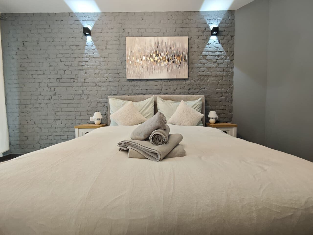 Desk, iron/ironing board, WiFi, bed sheets