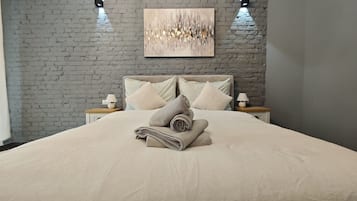 Työpöytä, silitysrauta/-lauta, Wi-Fi, vuodevaatteet