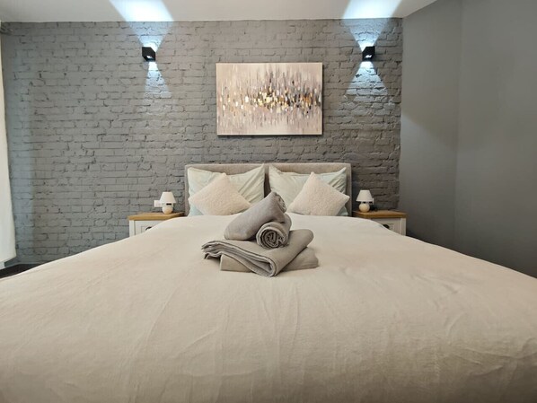 Desk, iron/ironing board, WiFi, bed sheets