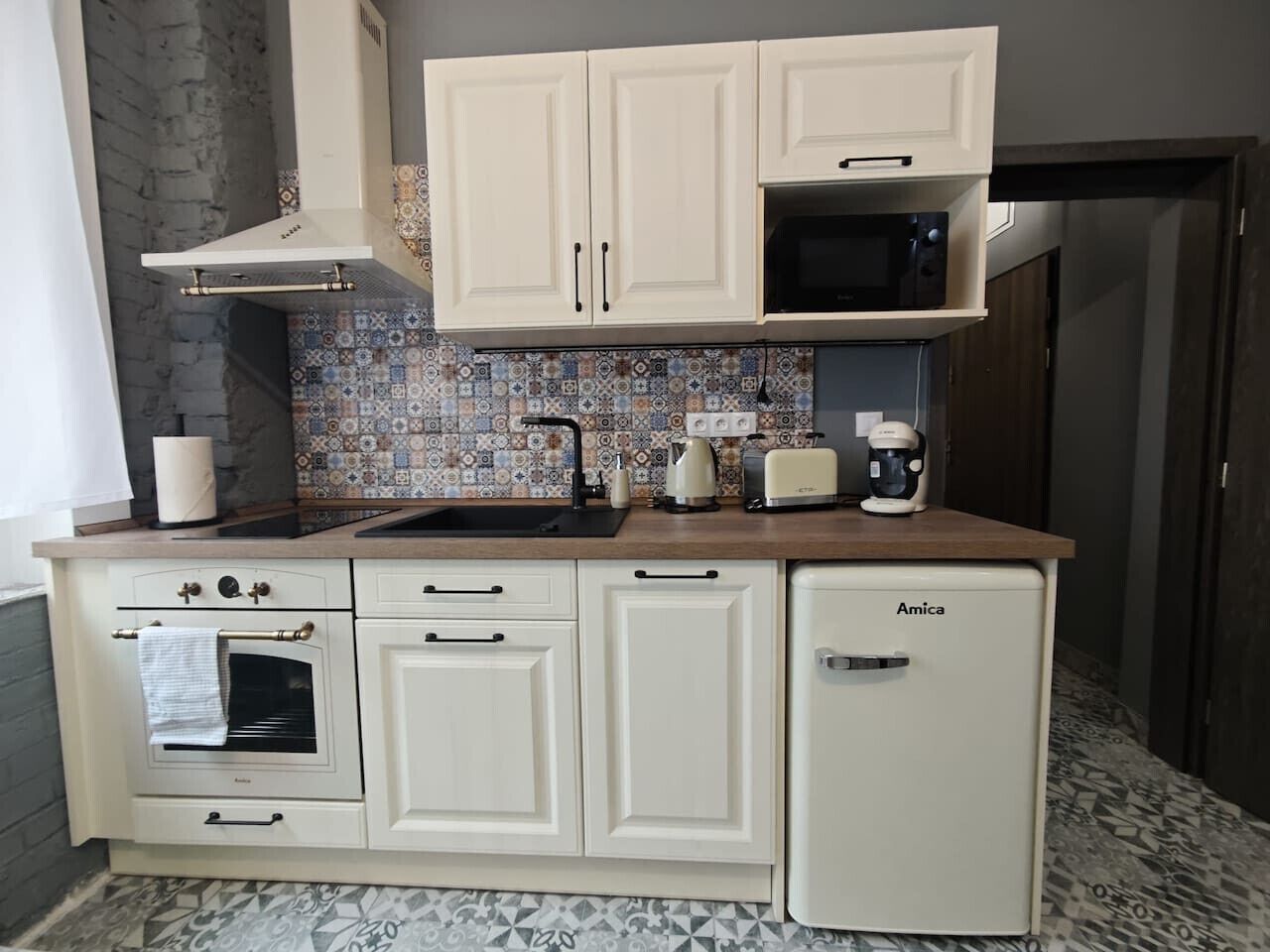 Kylskåp, mikrovågsugn, ugn och spishäll