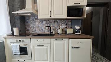 Køleskab, mikrobølgeovn, ovn, kogeplade