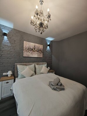 Desk, iron/ironing board, WiFi, bed sheets - Karlovy Cute Inn: 1BR apartment (Karlovy Vary)