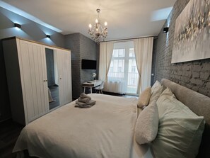 Desk, iron/ironing board, WiFi, bed sheets - Karlovy Cute Inn: 1BR apartment (Karlovy Vary)