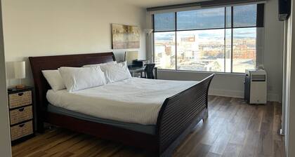 Riverwalk Retreat w/ Garage Parking ❤ of Dining & Nightlife