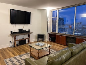 Televisión, chimenea, videojuegos, estéreo