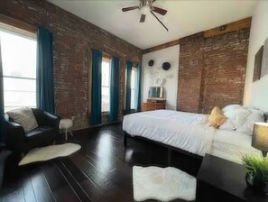 3 bedrooms, in-room safe, WiFi, bed sheets