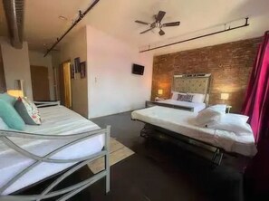 3 bedrooms, in-room safe, WiFi, bed sheets