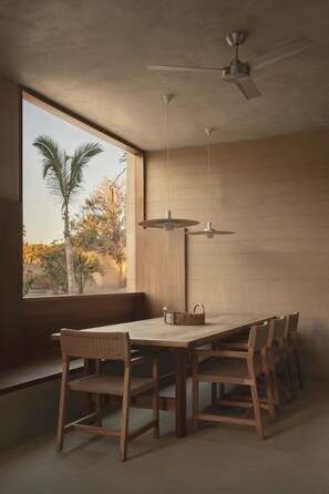 大型冷蔵庫、オーブン、コンロ、食器洗い機