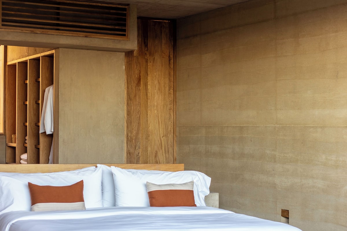 Premium bedding, down comforters, in-room safe, individually decorated