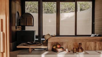 Sengetøy av topp kvalitet, dundyner og safe på rommet