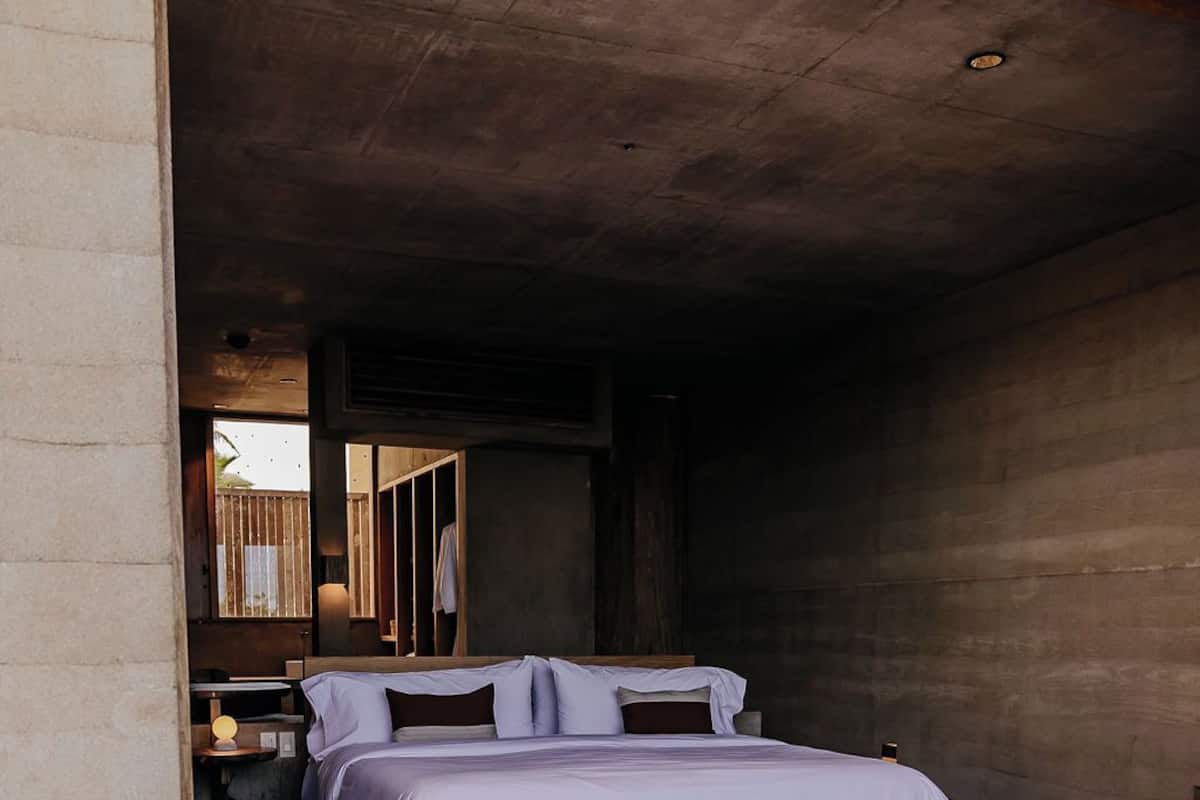 Ylelliset vuodevaatteet, untuvapeitot, tallelokero huoneessa