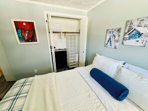 2 bedrooms, desk, WiFi, bed sheets
