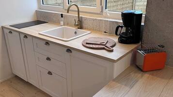 Réfrigérateur, micro-ondes, plaque de cuisson, lave-vaisselle