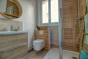 Haartrockner, Handtücher, Seife, Toilettenpapier