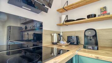 Micro-ondes, four, plaque de cuisson