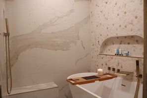 Shower, hair dryer, towels, soap - Spanish Cottage. Ft Bliss. Pets
(El Paso)