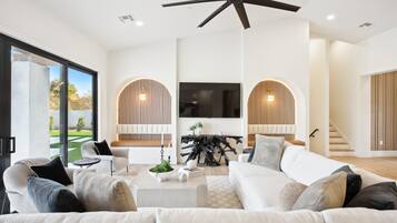 Smart TV, table tennis