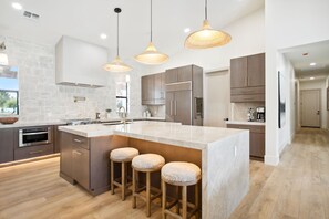 Fridge, microwave, oven, stovetop - Luxury Estate on Acre Lot-Pickleball-Pool-Spa-Gym-Theatre-Volleyball-Ping Pong (Scottsdale)