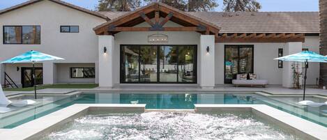 Een verwarmd zwembad