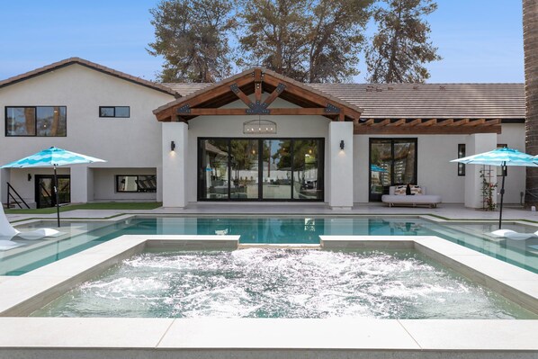 A heated pool - Luxury Estate on Acre Lot-Pickleball-Pool-Spa-Gym-Theatre-Volleyball-Ping Pong (Scottsdale)