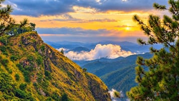 Un paisaje montañoso con vistas al cielo y nubes.