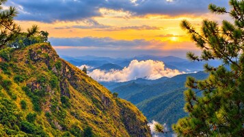 Un paisaje montañoso con vistas al cielo y nubes.
