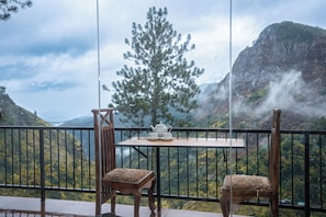 Deluxe tweepersoonskamer, balkon, uitzicht op bergen | Een kluis op de kamer, een bureau, een laptopwerkplek