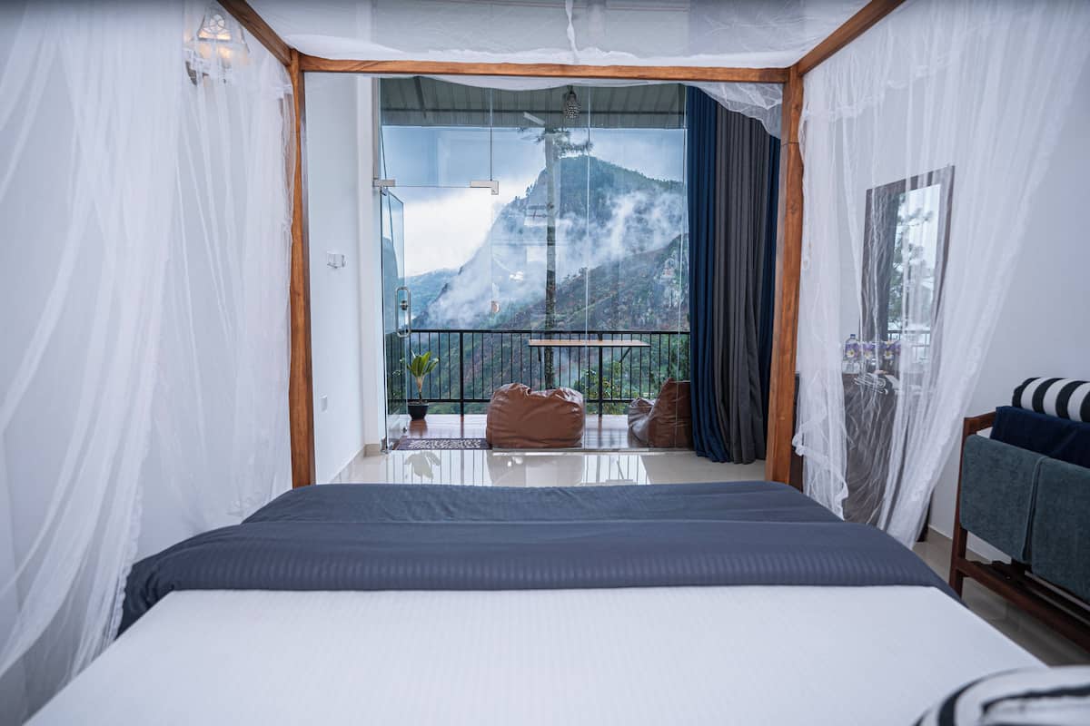 Deluxe-Doppelzimmer, Balkon, Bergblick | Zimmersafe, Schreibtisch, laptopgeeigneter Arbeitsplatz