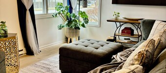 Charming 2-bedroom house with Feather Theme , WiFi in excellent Aurora