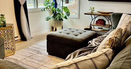 Charming 2-bedroom house with Feather Theme , WiFi in excellent Aurora