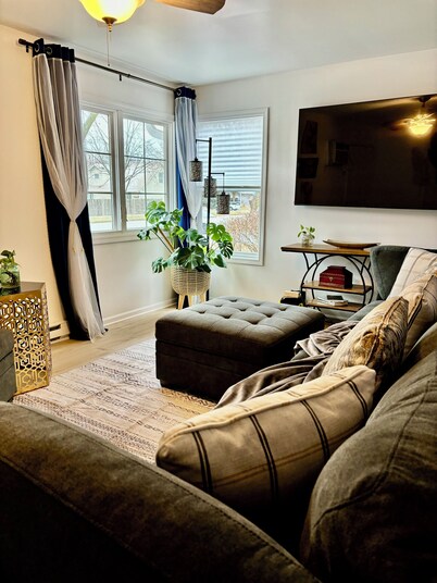 Charming 2-bedroom house with Feather Theme , WiFi in excellent Aurora