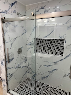 Shower, eco-friendly toiletries, hair dryer, towels - Charming 2-bedroom house with Feather Theme , WiFi in excellent Aurora (Aurora)