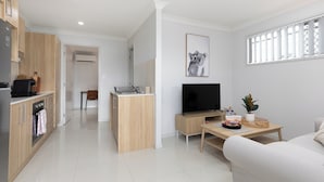 Living area - Smart Suites Self Check-in Apartments - 39 Freney (Rocklea)