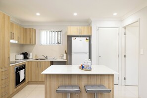 Deluxe Apartment | 私人廚房 | 電冰箱、微波爐、烤箱、爐台