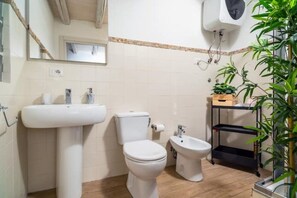 シャワー、ヘアドライヤー、タオル、石鹸