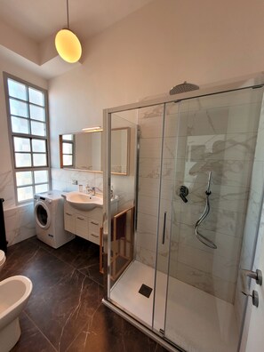 Douche, séchoir à cheveux, bidet, serviettes fournies