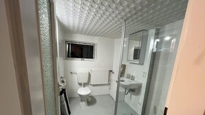 A bathroom with a toilet, sink, and shower. - Small but nice in Nöpke. (Nöpke)